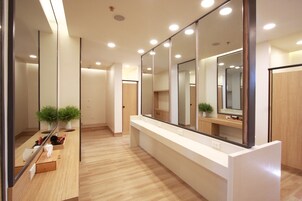 Shower, perlengkapan mandi gratis, pengering rambut, dan kloset