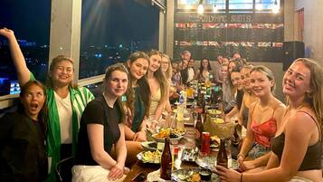 تقديم الإفطار والغداء والعشاء