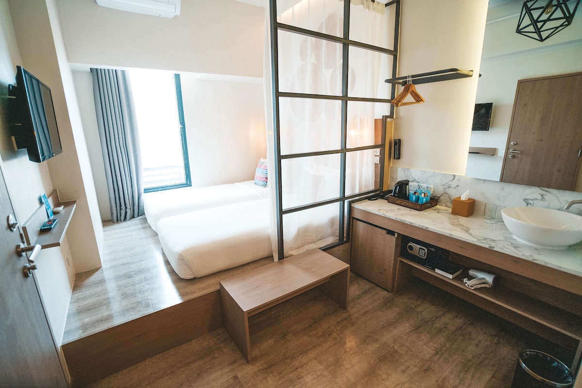 Quarto duplo luxo | Cofres nos quartos, ferros/tábuas de passar roupa, Wi-Fi de cortesia