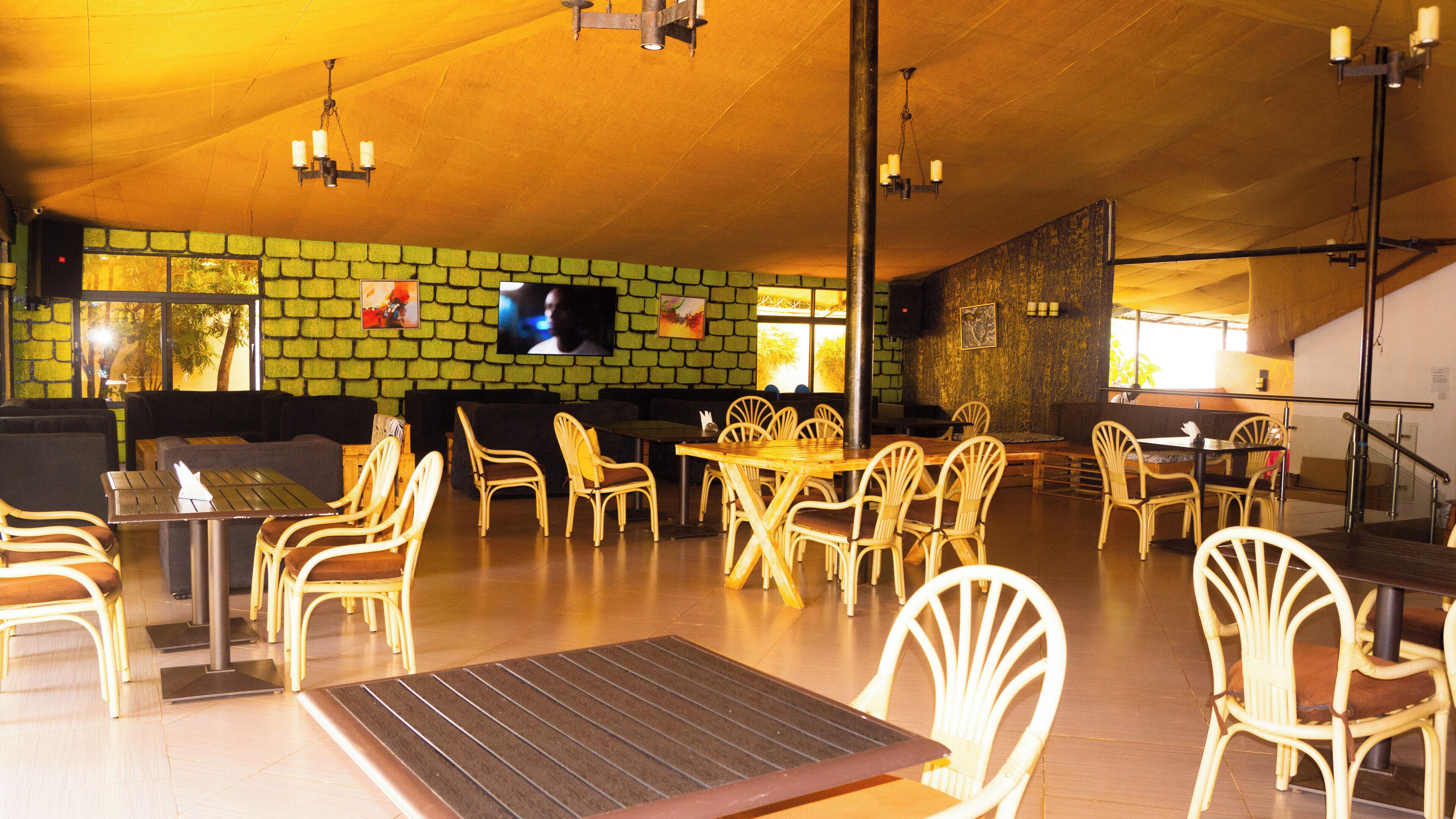 朝食、ランチ、ディナーに営業 (郷土料理と各国料理)