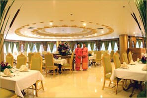 Bữa sáng buffet hàng ngày với phụ phí nhỏ 