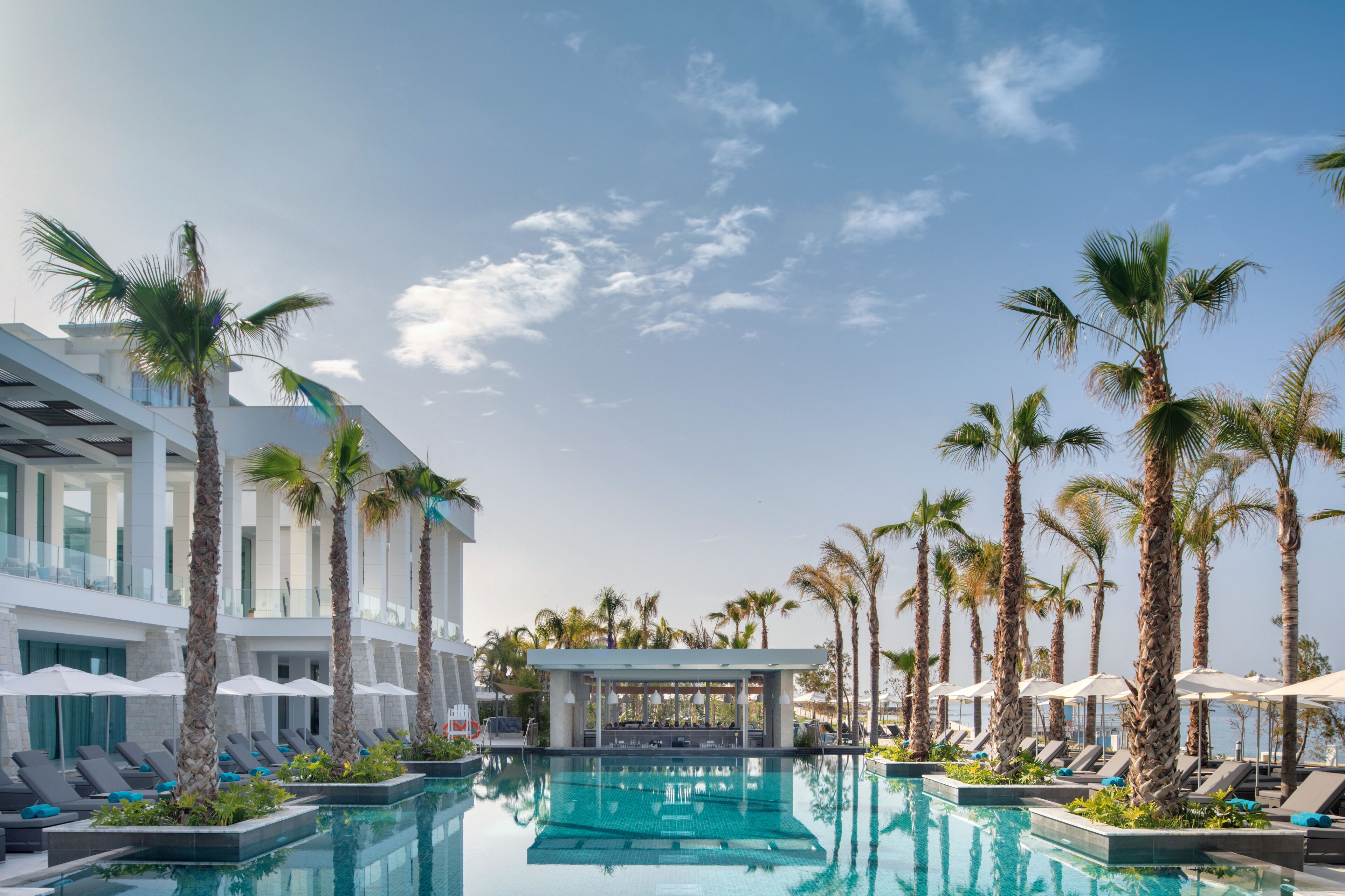 Una piscina techada, 2 piscinas al aire libre, sombrillas