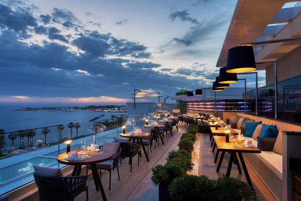 4 restaurants; breakfast, lunch, and dinner served