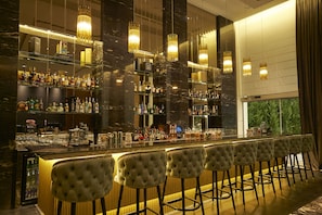 3 bars/lounges, cocktail bar