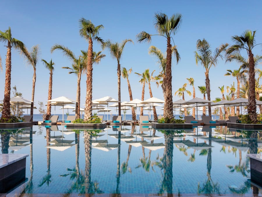 Alberca techada, 2 albercas al aire libre y sombrillas en la alberca