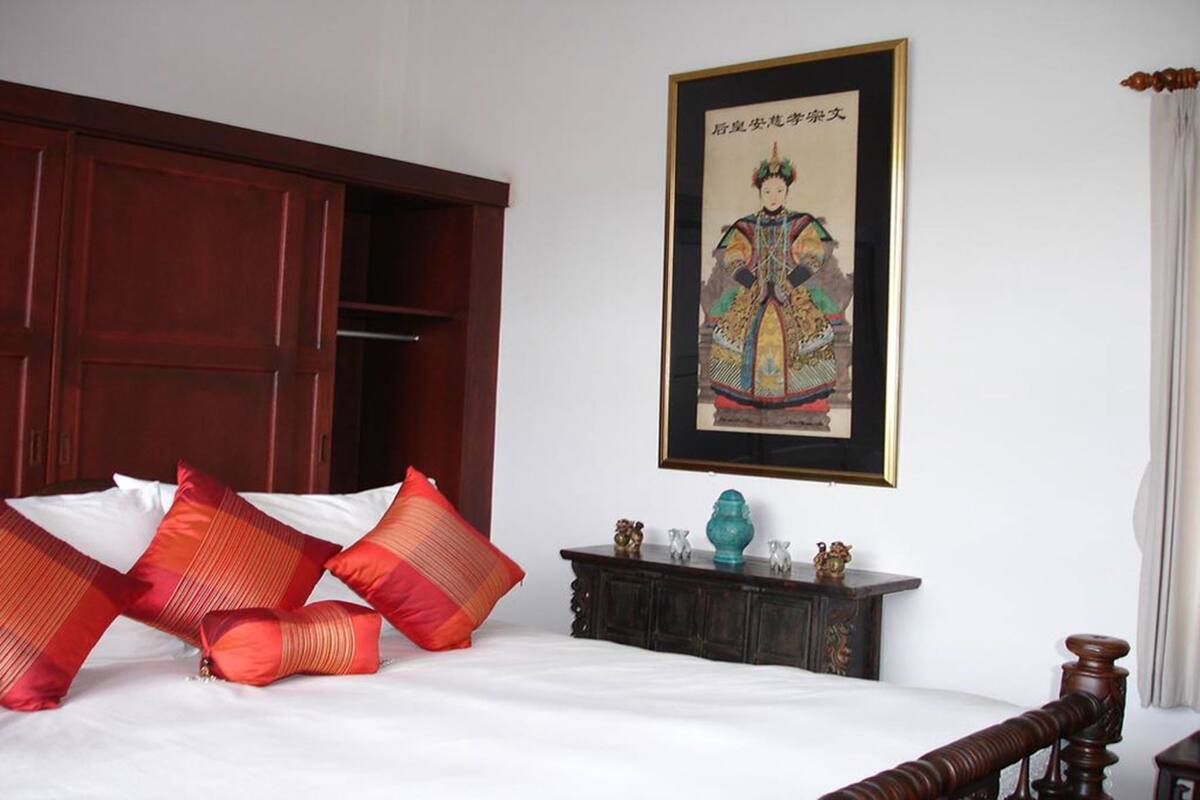 Cortinas blackout, wifi gratis y ropa de cama