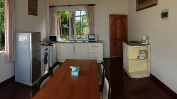 Two-Bedroom Apartment with Sea View | Dineren in de kamer