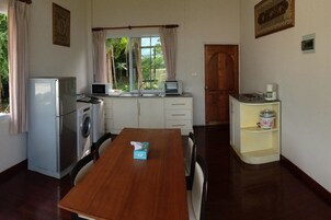 Two-Bedroom Apartment with Sea View | Opções para refeição no quarto