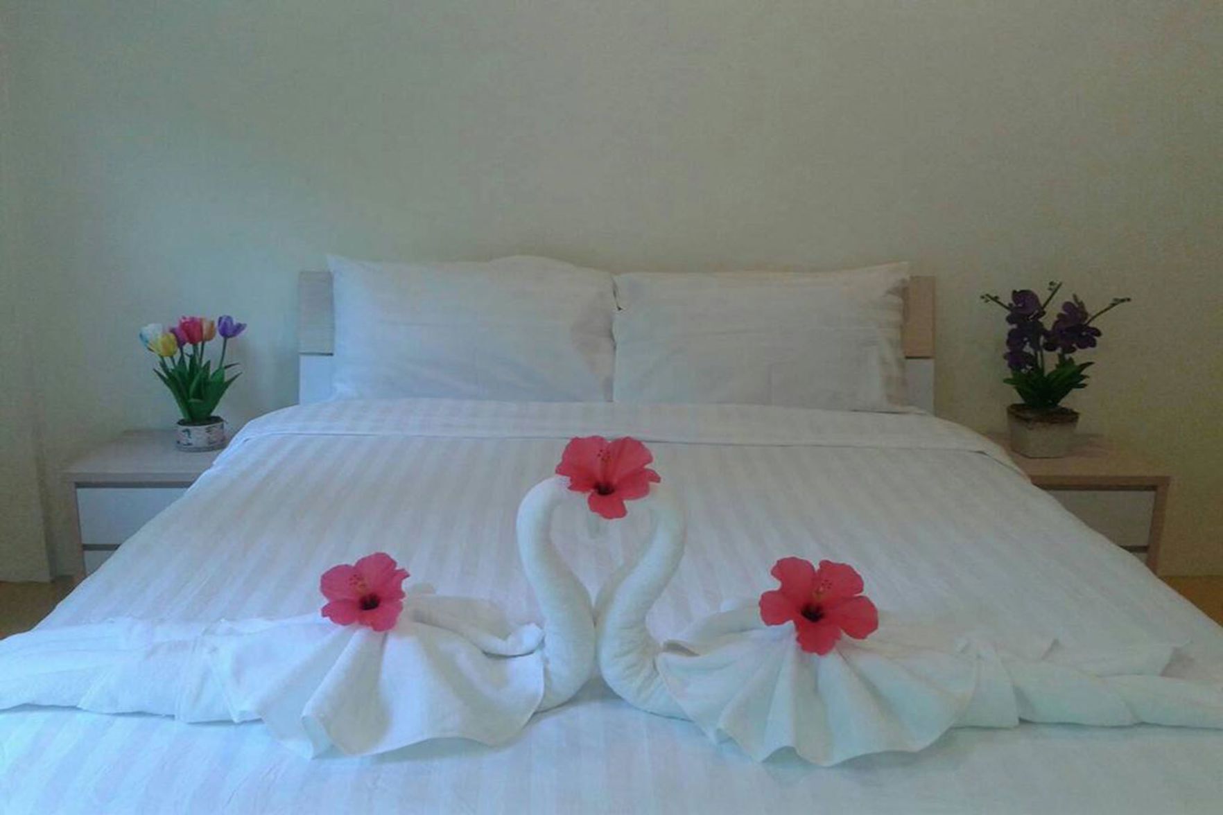 Cortinas blackout, wifi gratis y ropa de cama 