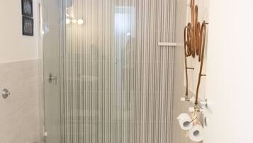 Shower, rainfall showerhead, free toiletries, hair dryer
