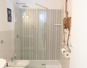 Shower, rainfall showerhead, free toiletries, hair dryer - ArtHouse (Rome)