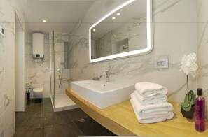 Standard Queen Room | Salle de bain | Douche, douche à « effet pluie », articles de toilette gratuits