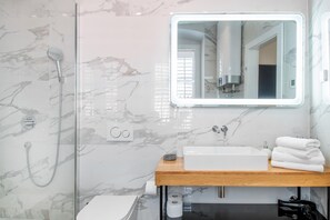 Superior Queen Room | Bad | Dusj, regndusjhode, toalettartikler (inkludert) og hårføner