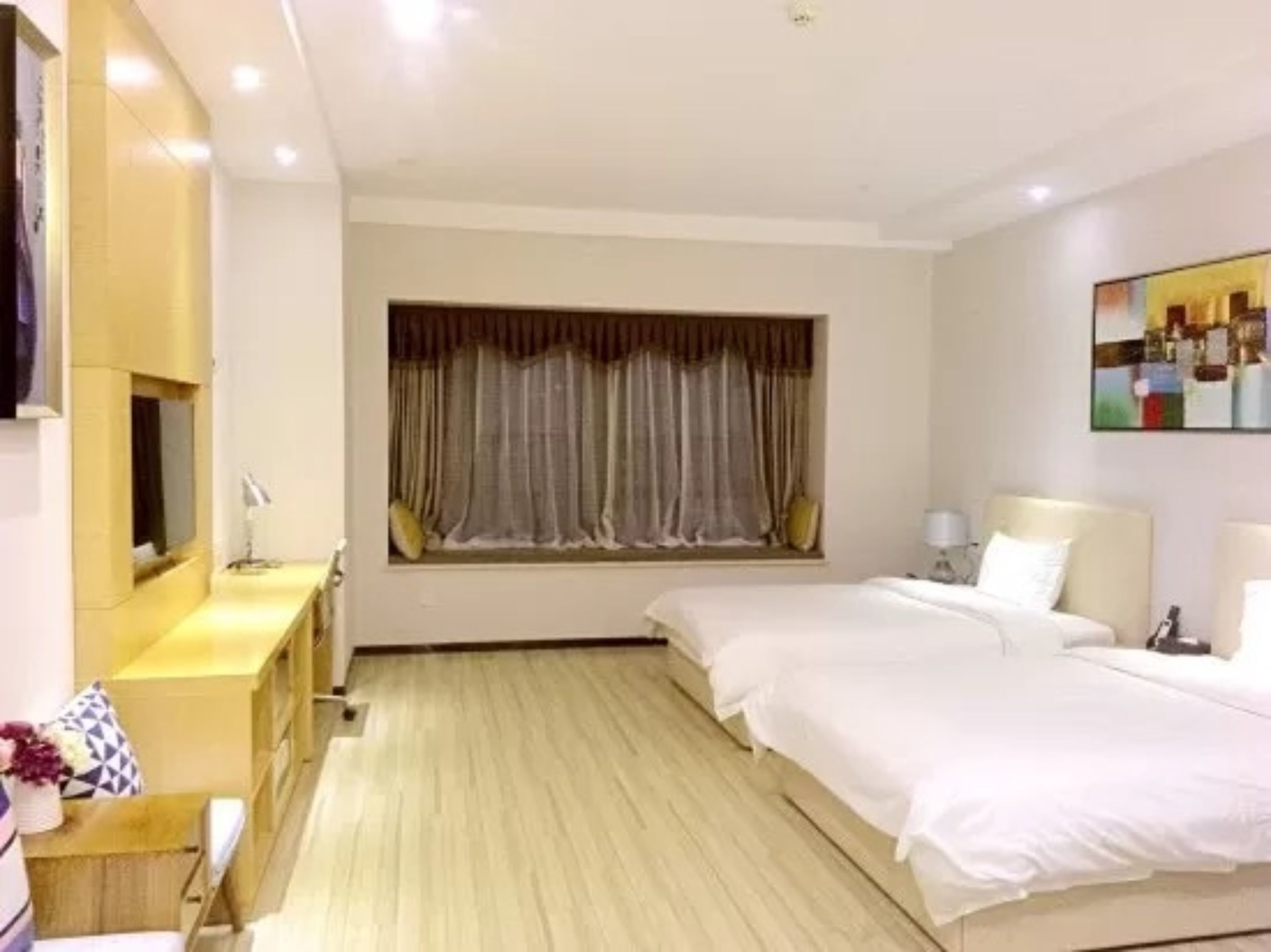 Escritorio, cortinas blackout y wifi gratis 