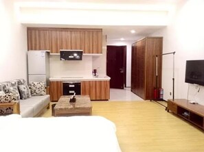 Habitación Deluxe doble | Sala de estar | Una televisión
