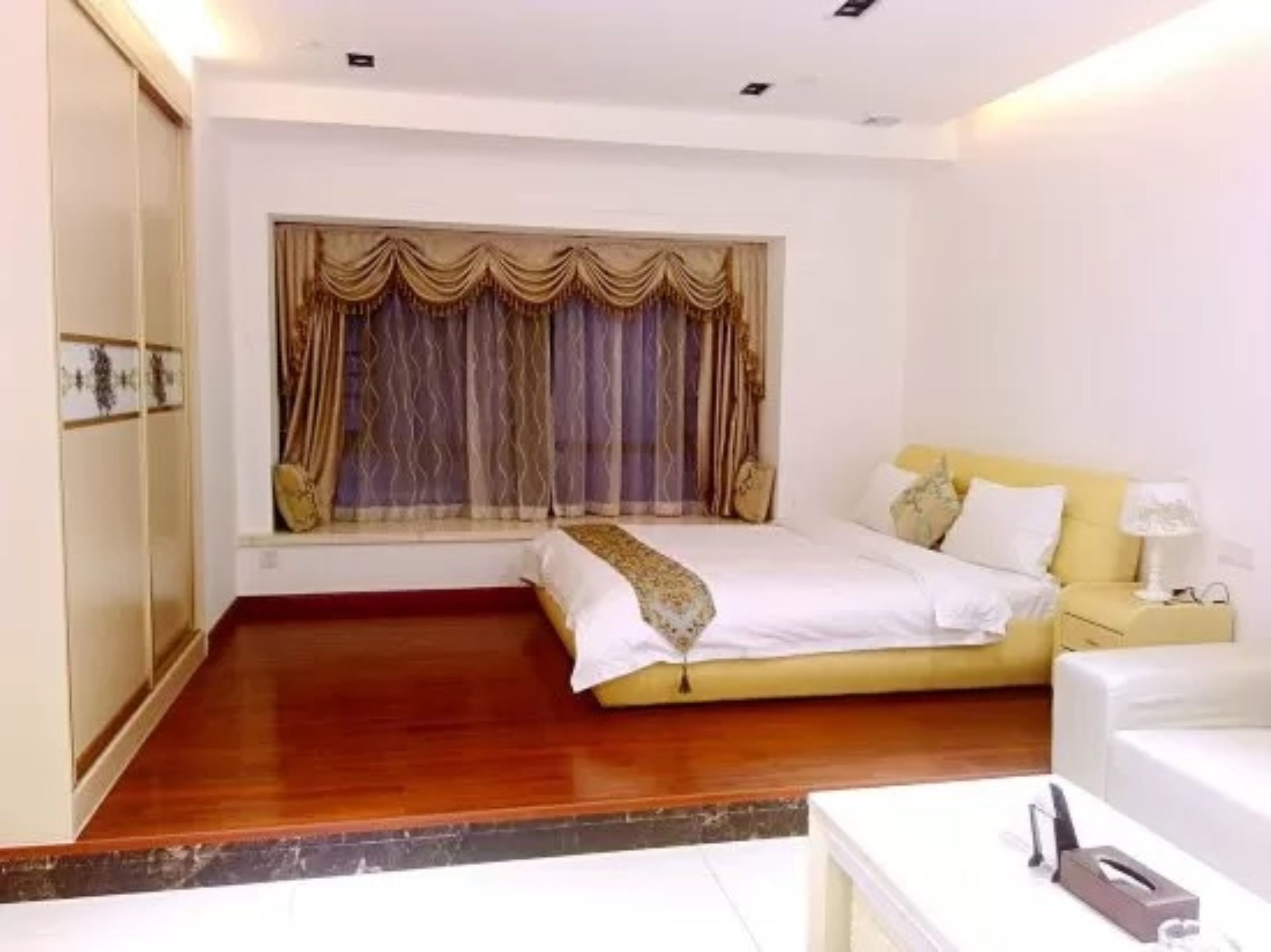 Escritorio, cortinas blackout y wifi gratis 