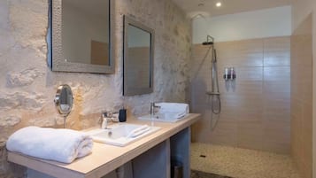 Room (Clef des Songes) | Bathroom | Shower, rainfall showerhead, free toiletries, hair dryer