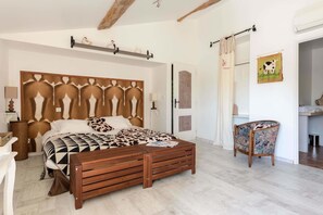 Kamar Double atau Twin Comfort (Campagne) | 1 kamar tidur, dilengkapi dengan perabotan berbeda-beda, dan meja kerja