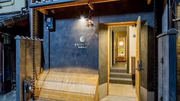 Façana frontal de l'allotjament (vespre/nit)