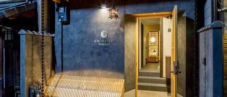 Façade de l’hébergement - soirée/nuit