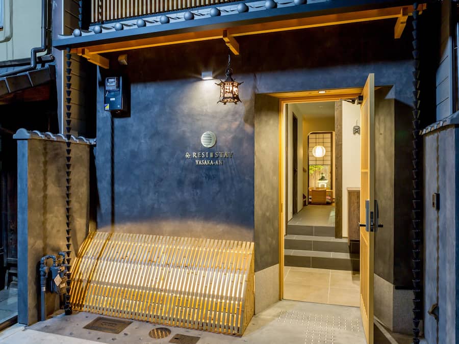 Fachada da propriedade à noite