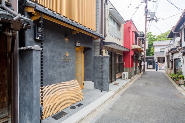A narrow street with traditional buildings, a wooden gate, and a sign for 'ResiStay Yasaka'. - RESI STAY Yasaka-An (Kyoto)