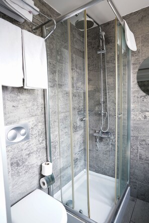 Shower, hair dryer, slippers, towels - Time Hotel Mecidiyekoy (Istanbul)
