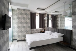In-room safe, desk, laptop workspace, soundproofing - Time Hotel Mecidiyekoy (Istanbul)