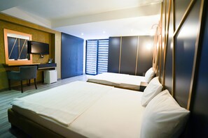 Family Quadruple Room | Peti besi dalam bilik, meja, ruang kerja komputer riba, kalis bunyi