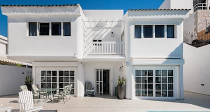 Moderni unelmahuvila merinäköalalla, lämmitetty uima-allas ja merinäköala!