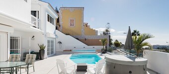 Modern dream villa with sea view private, heated pool and sea view!