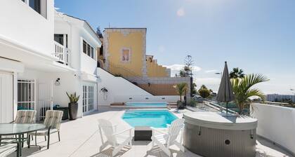 Moderne Traumvilla mit Meerblick privatem, beheiztem Pool, Terrasse & Meerblick!