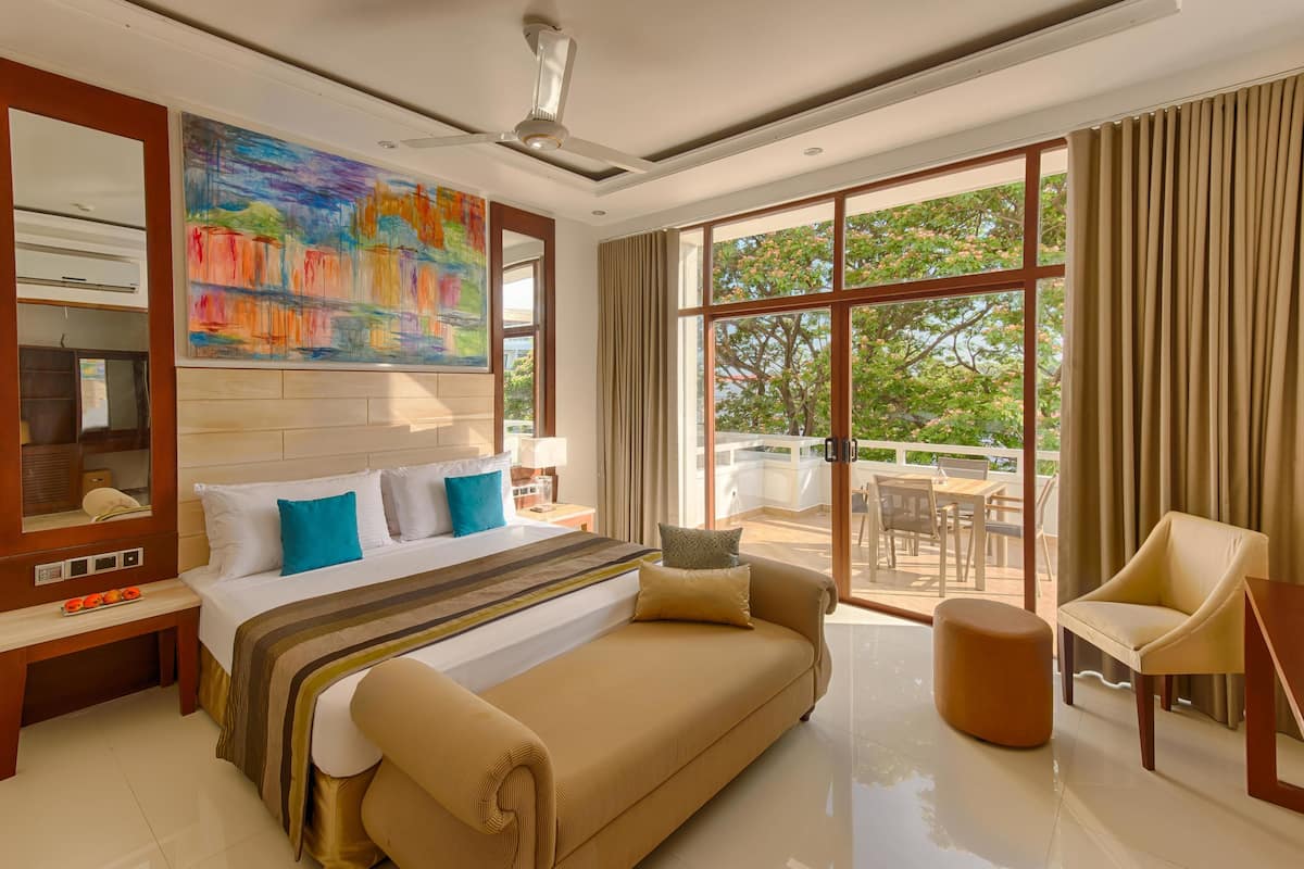 deluxe room | minibar, in-room safe, desk, laptop workspace