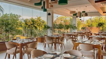 S'hi serveixen plats de cuina internacional