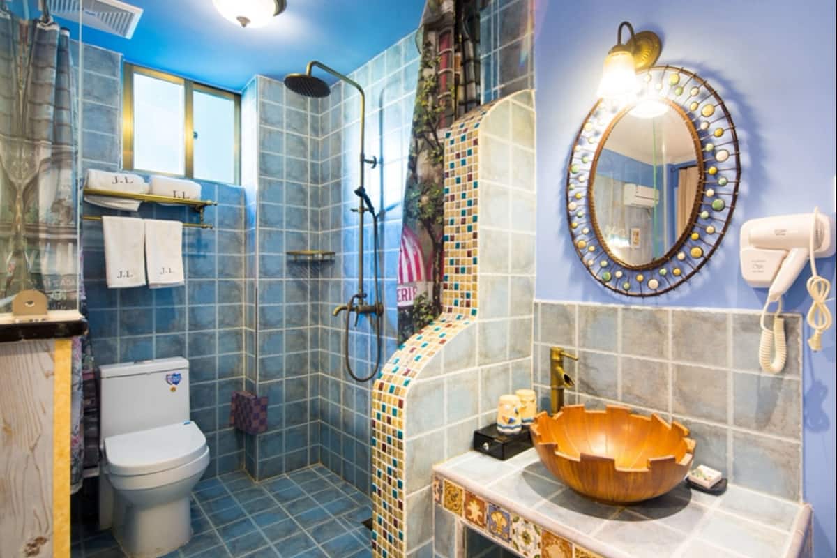 mediterranean style twin room | bathroom | separate bathtub and shower, free toiletries, hair dryer, dressing gowns