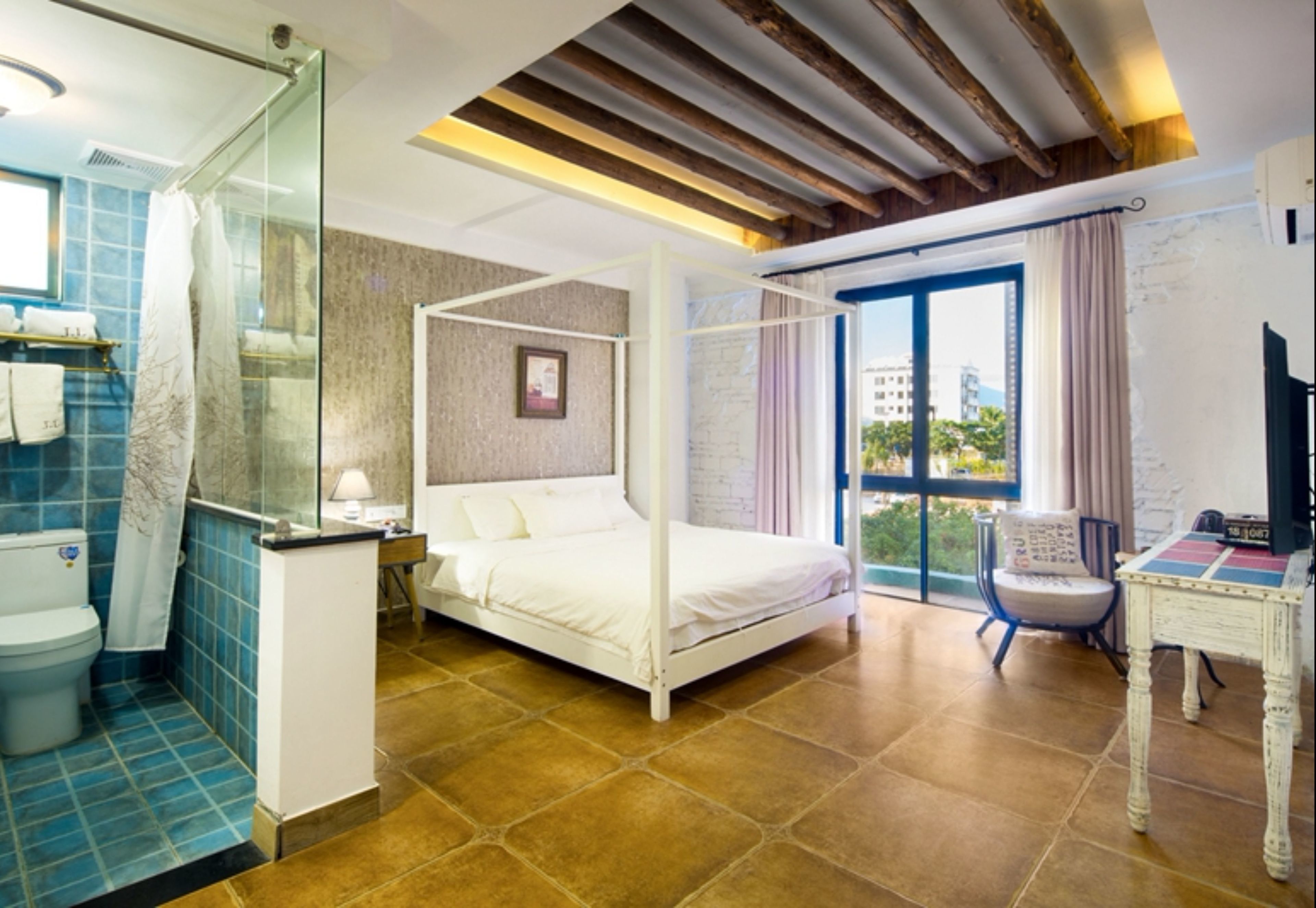 jungle style double room | desk, blackout curtains, free wifi