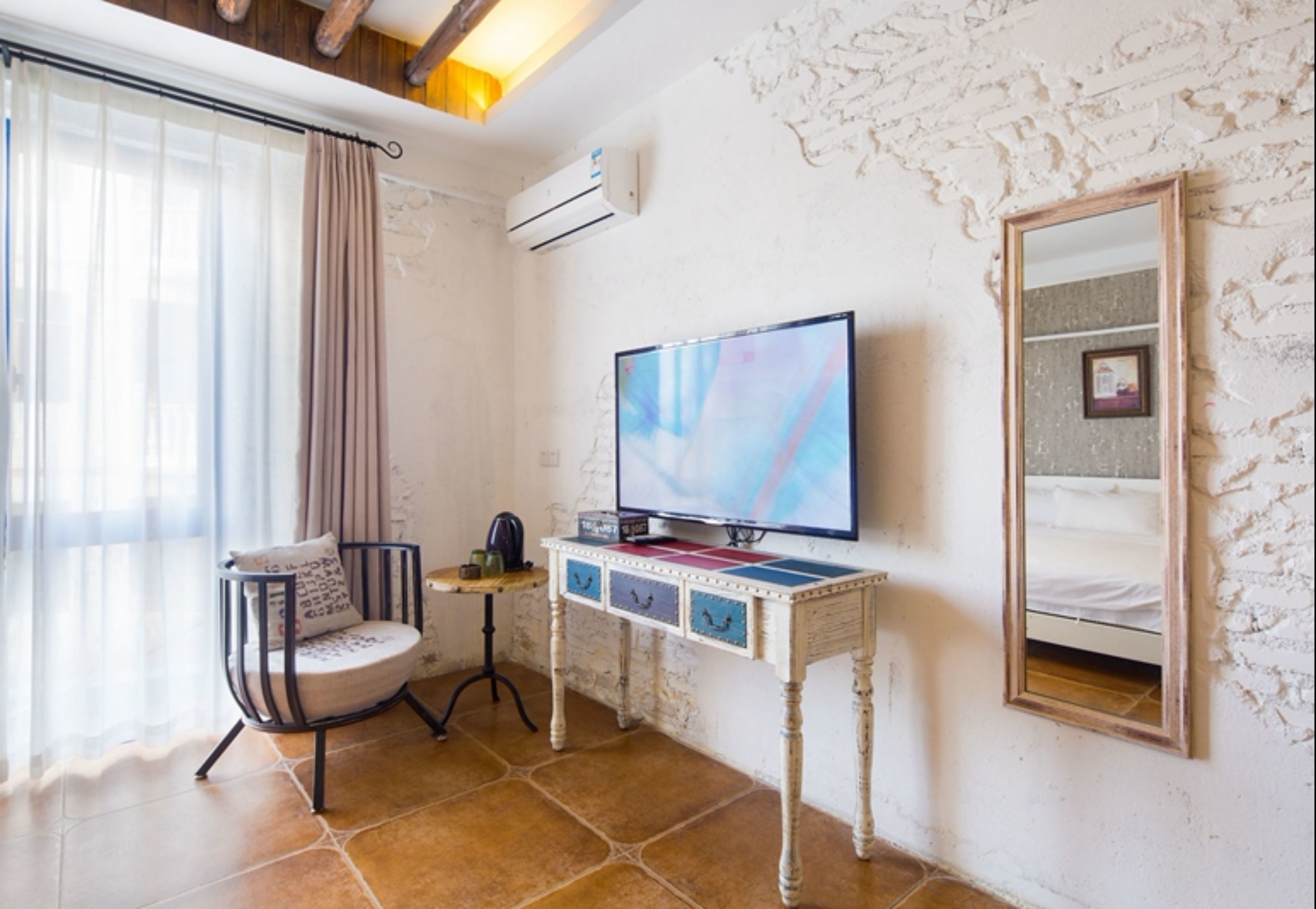 jungle style double room | desk, blackout curtains, free wifi