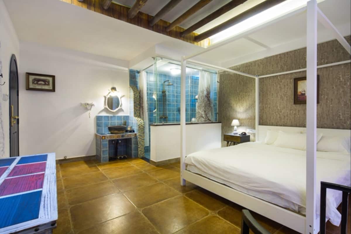 jungle style double room | desk, blackout curtains, free wifi