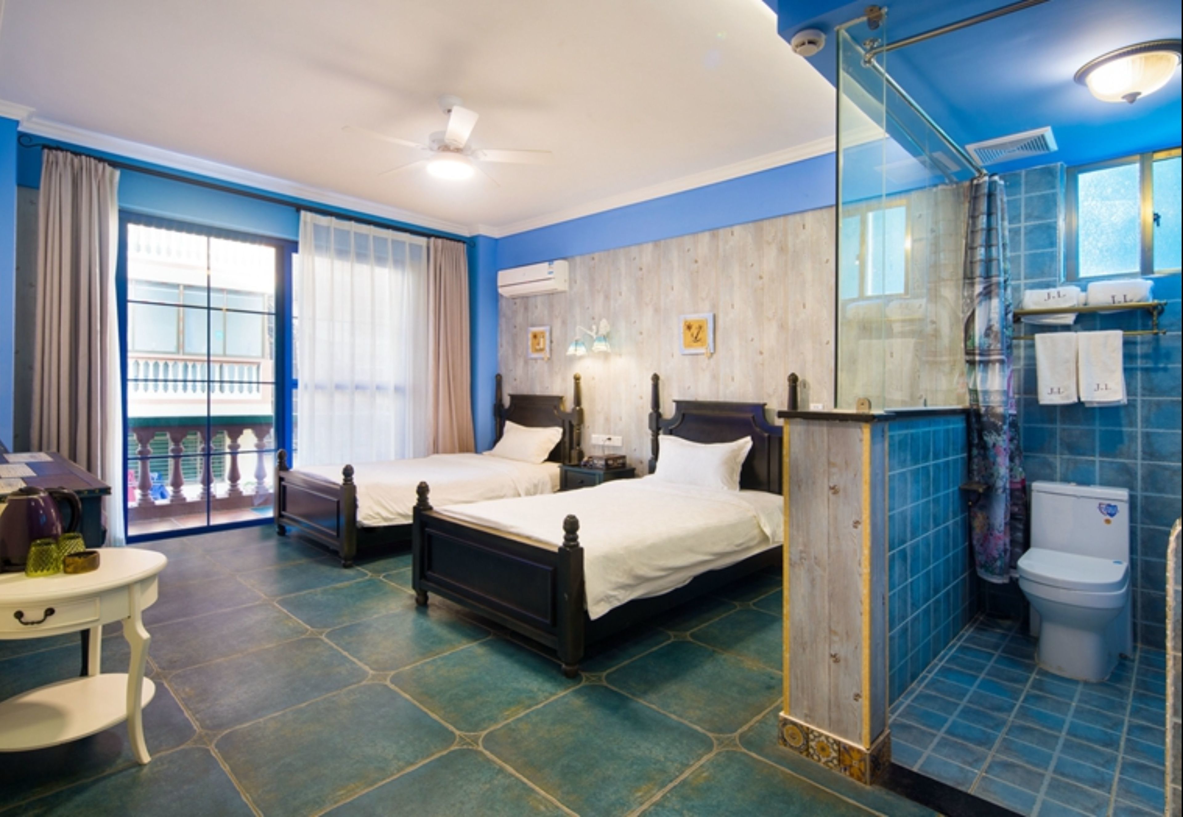 mediterranean style twin room | desk, blackout curtains, free wifi