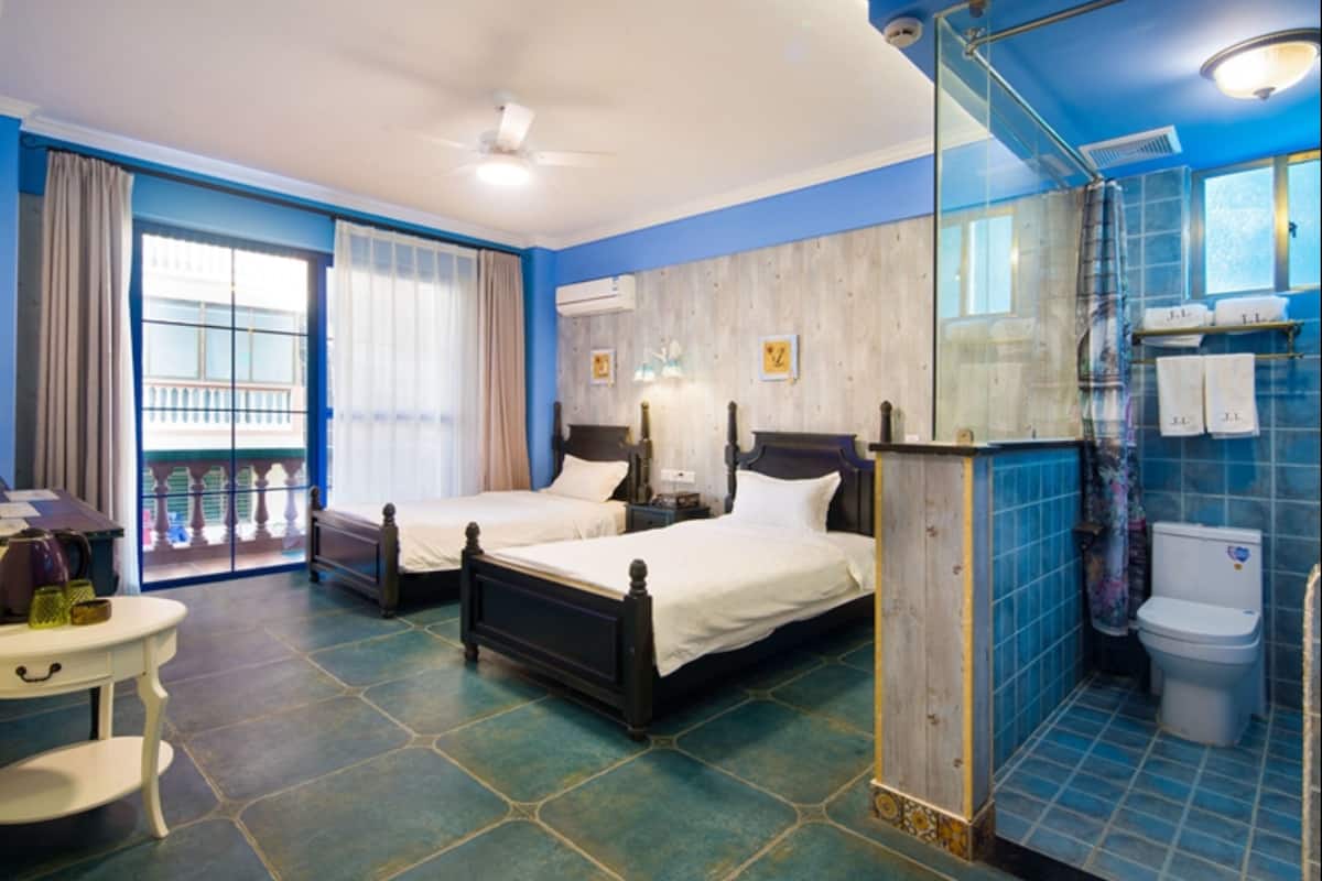 mediterranean style twin room | desk, blackout curtains, free wifi