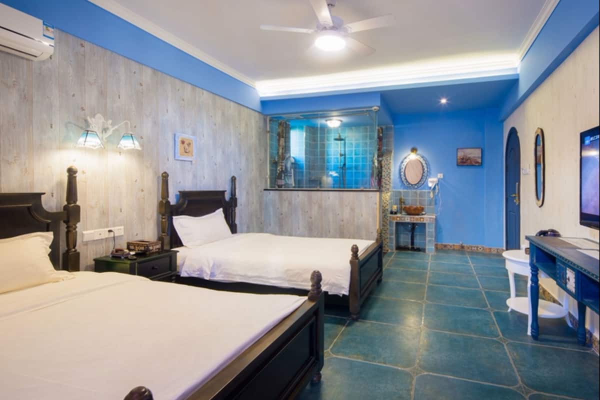 mediterranean style twin room | desk, blackout curtains, free wifi