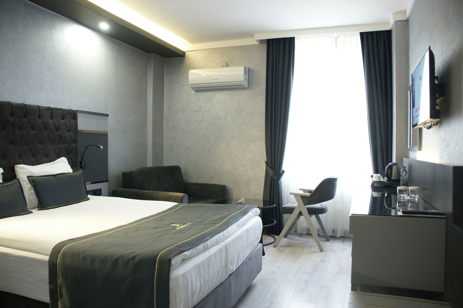 Minibar, desk, free WiFi