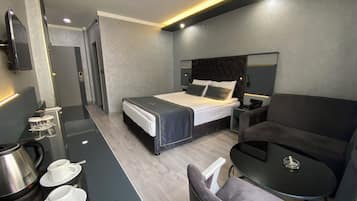 Minibar, escritorio y wifi gratis