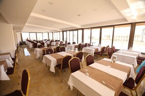 供应早餐、午餐和晚餐