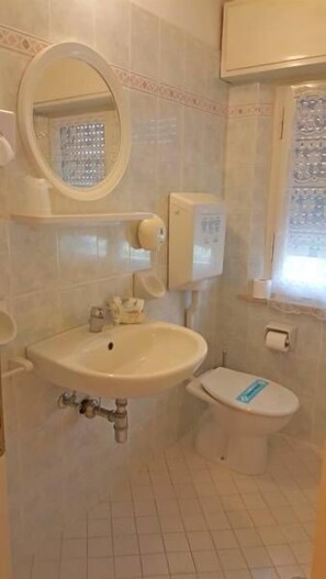 Shower, hair dryer, towels - Hotel St. Moritz (Rimini)