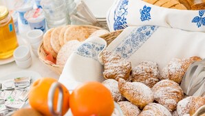 A buffet table with pastries, fruits, and condiments. - Hotel St. Moritz (Rimini)