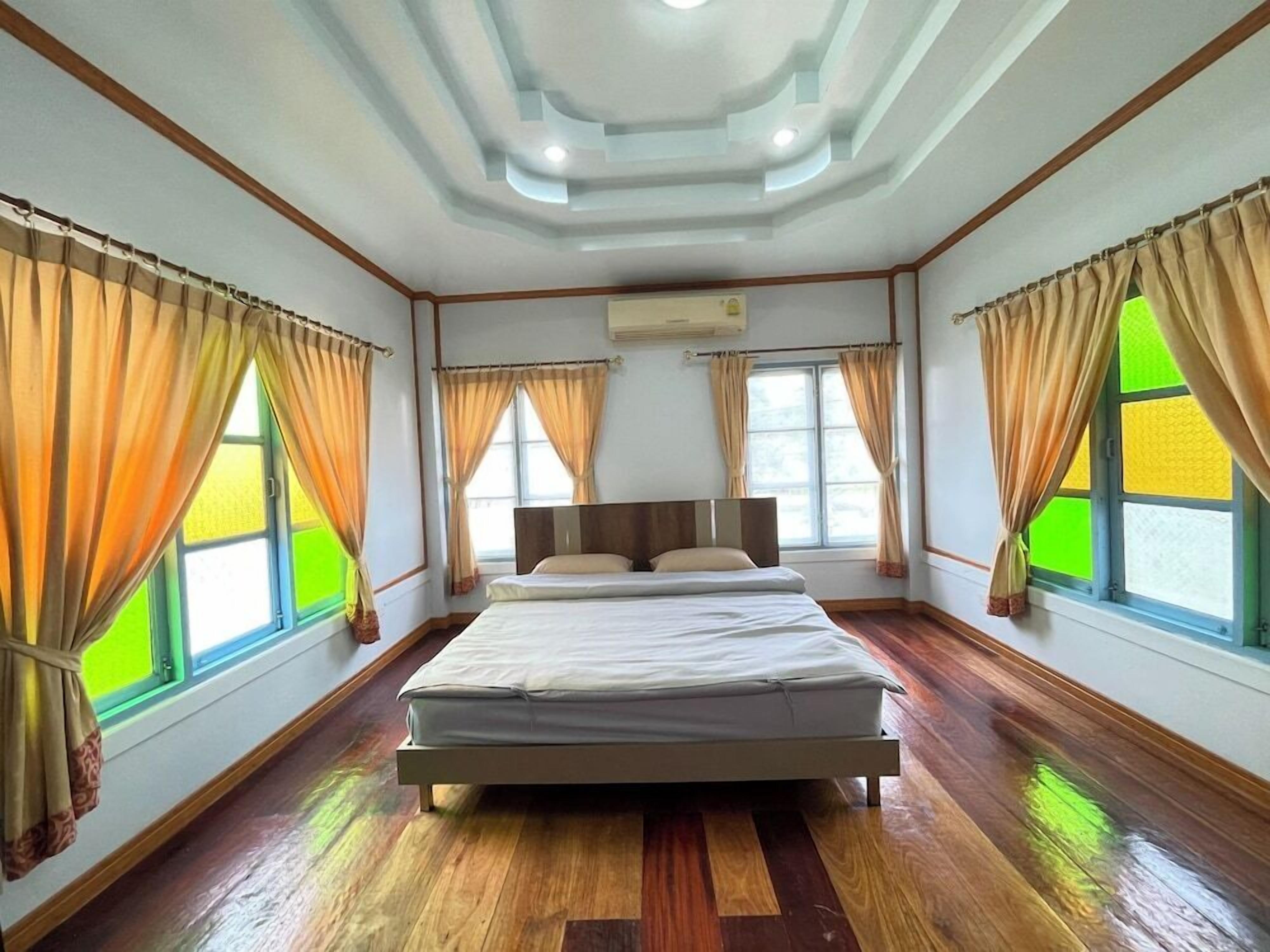Individually decorated, desk, free WiFi, bed sheets