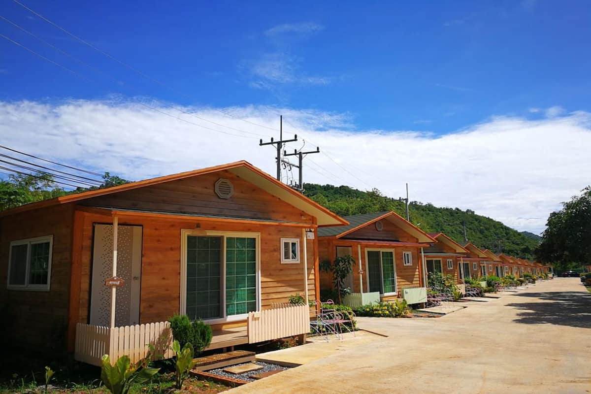 Superior Korea | 3 bedrooms, individually decorated, desk, free WiFi