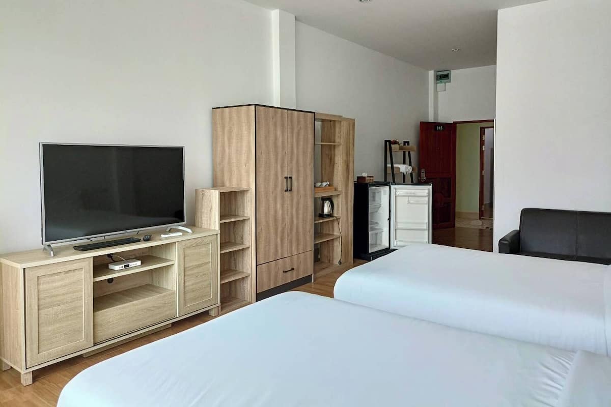 3 bedrooms, individually decorated, desk, free WiFi