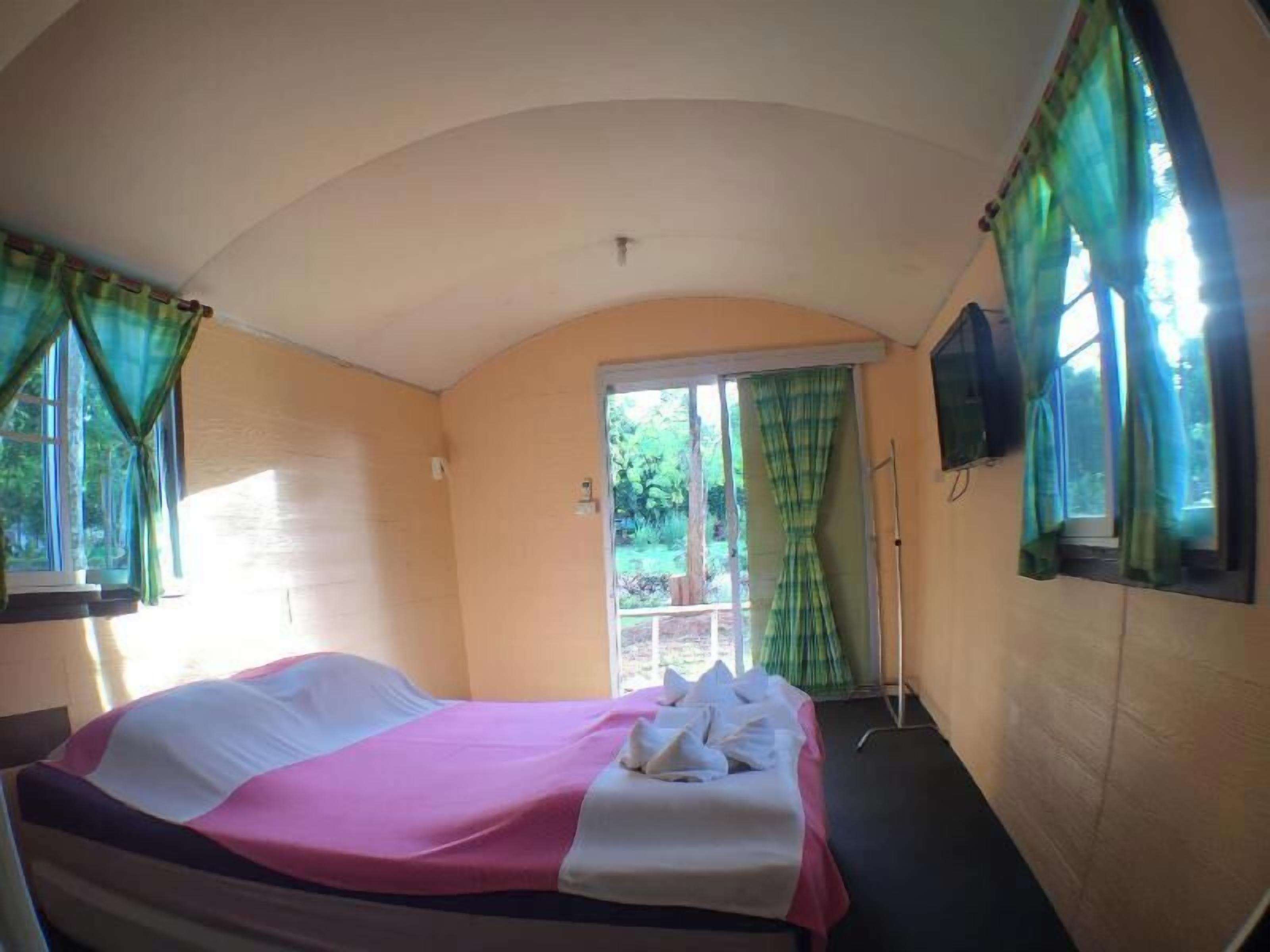Individually decorated, desk, free WiFi, bed sheets